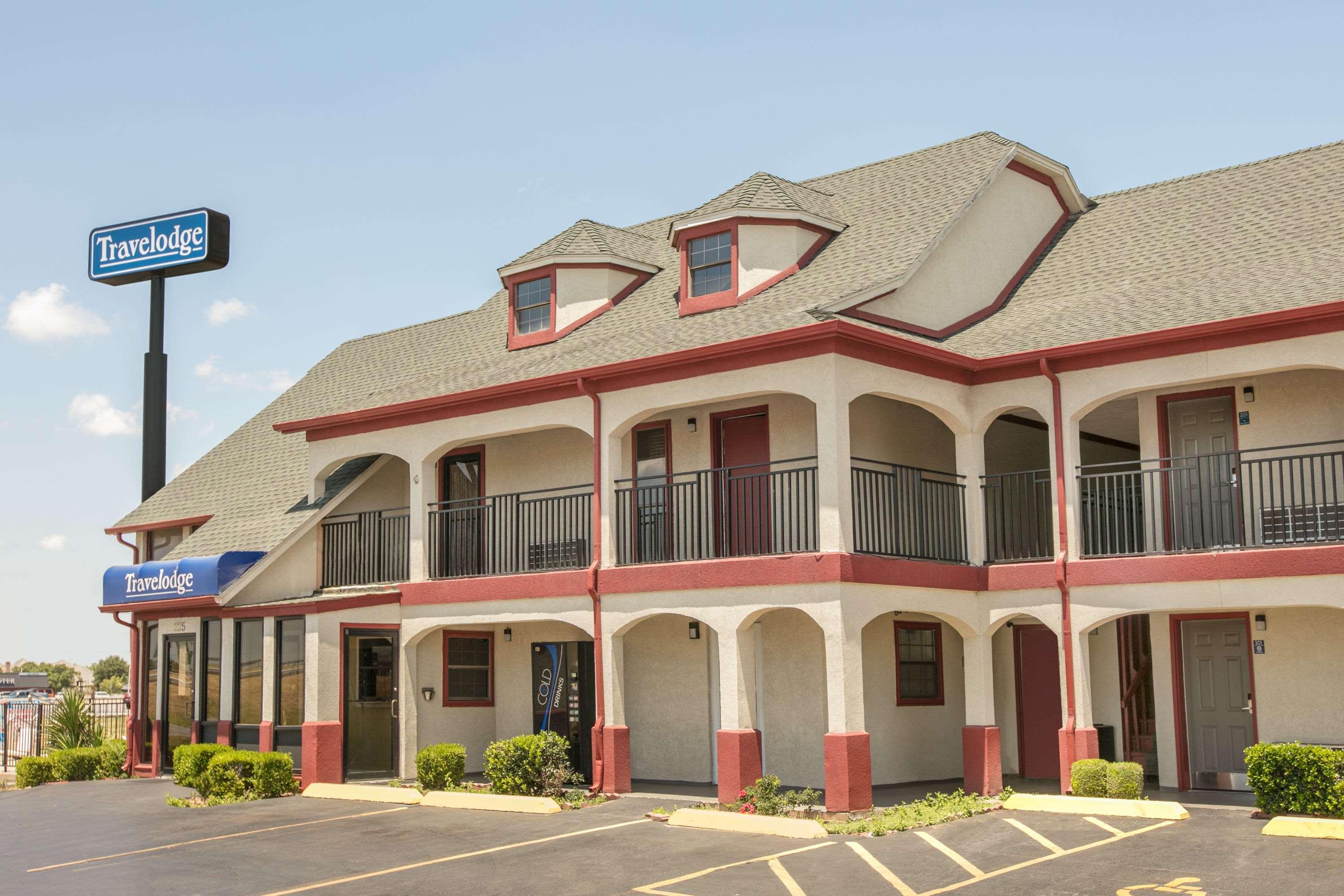 Travelodge Inn & Suites By Wyndham Norman Exterior photo