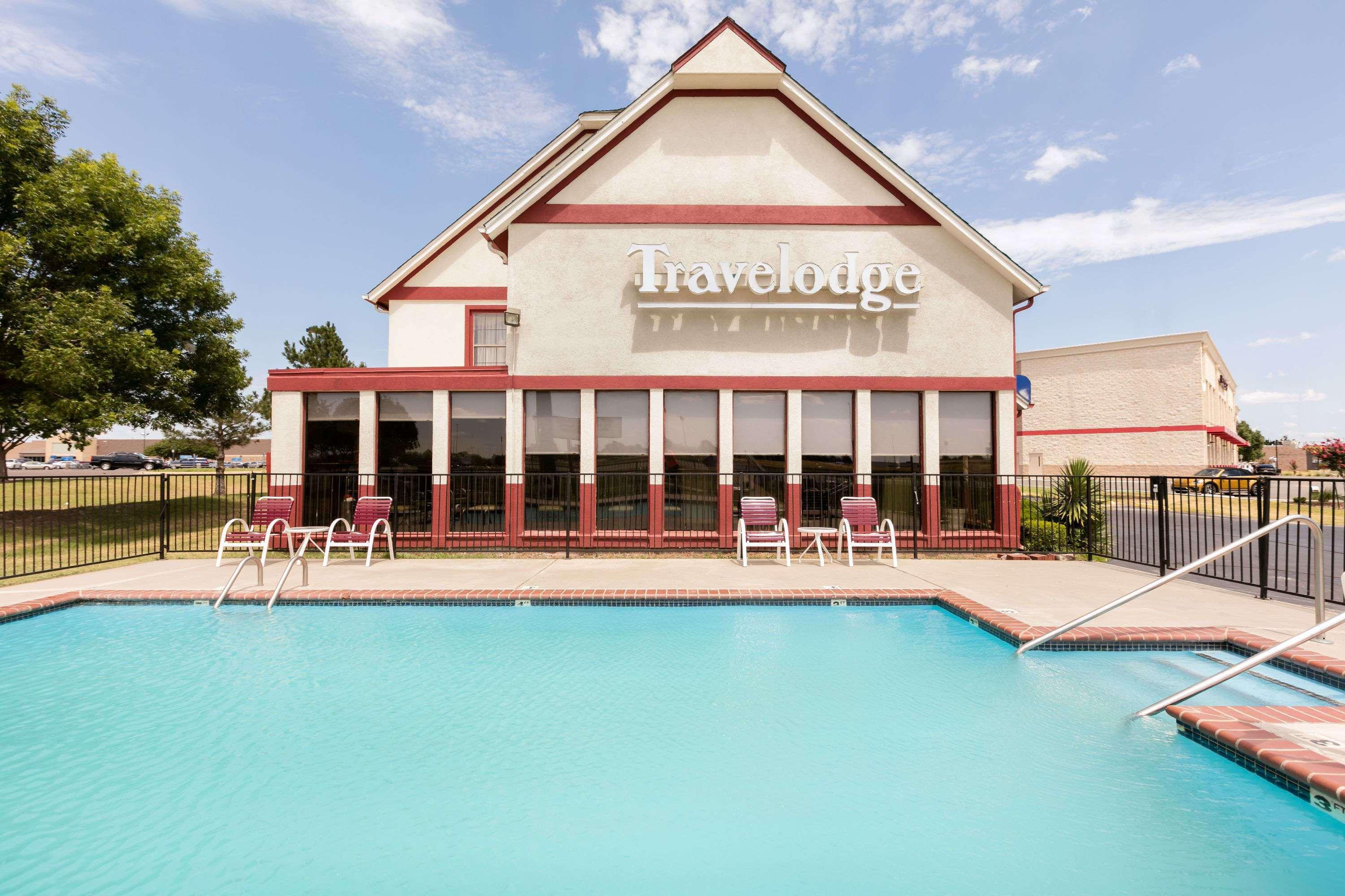 Travelodge Inn & Suites By Wyndham Norman Exterior photo