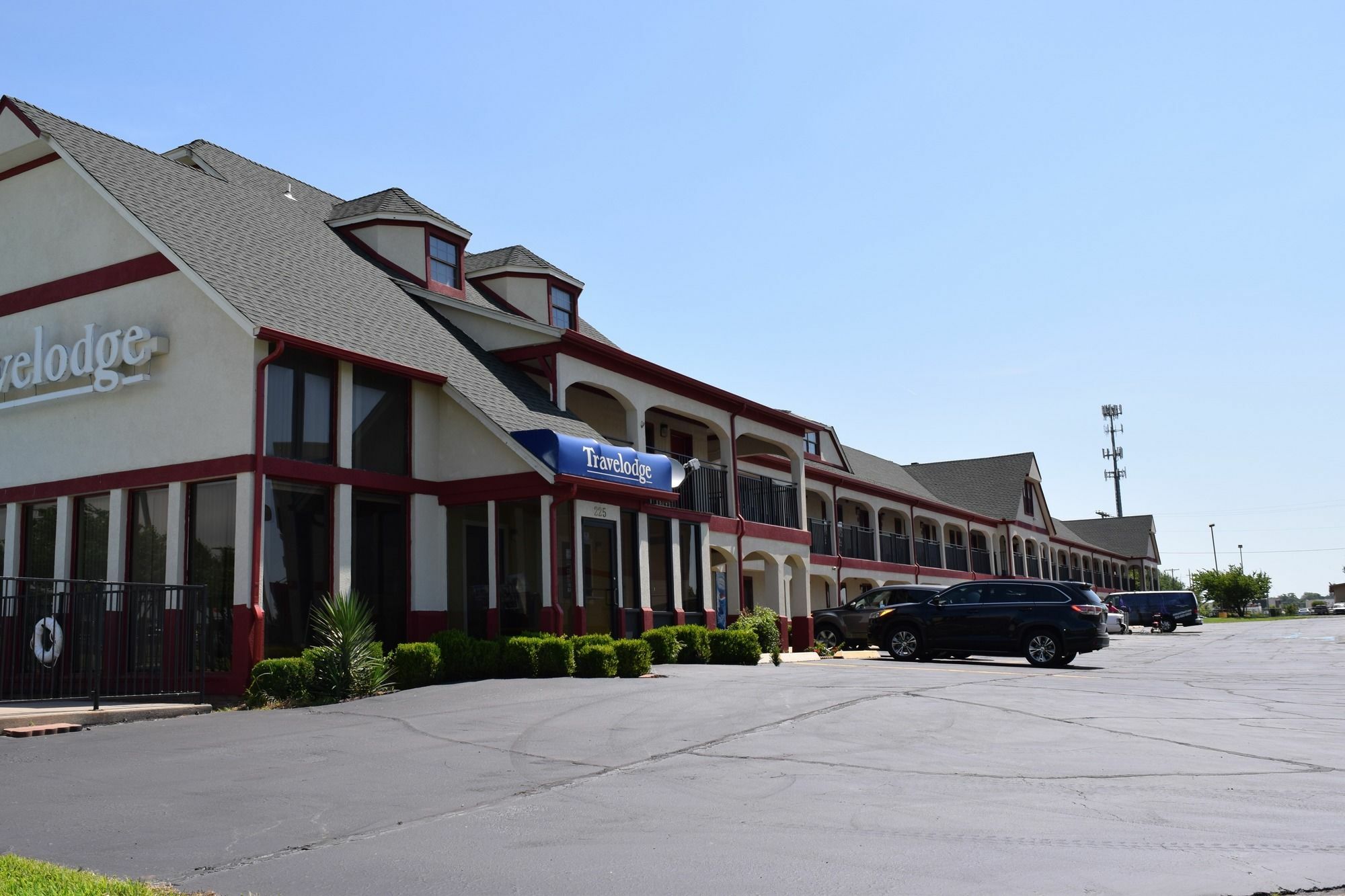 Travelodge Inn & Suites By Wyndham Norman Exterior photo